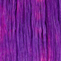 Sysleriget Alpaca Blow håndfarvet garn i farven Punchy Purple.