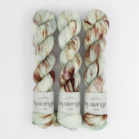 Sysleriget hand dyed yarn in single ply merino wool in the color The Bird.