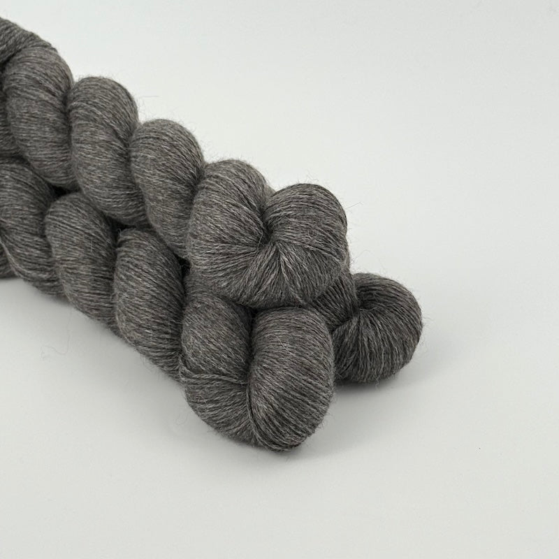 Sysleriget Deluxe Fingering | Undyed (grey)