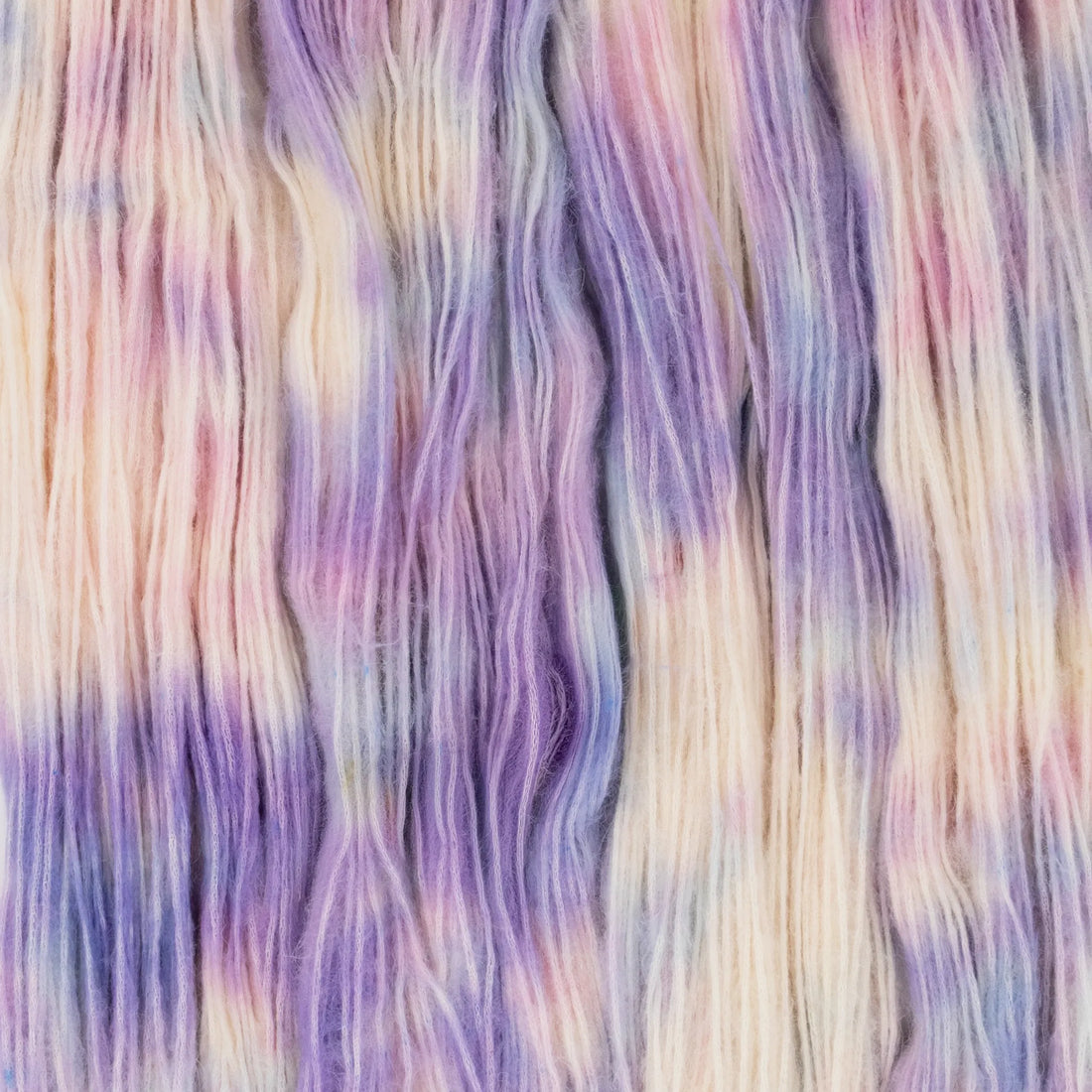 Sysleriget Alpaca Blow håndfarvet garn i farven Dancing Queen.