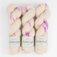 Sysleriget Alpaca Blow håndfarvet garn i farven Out Of Bubbelgum.