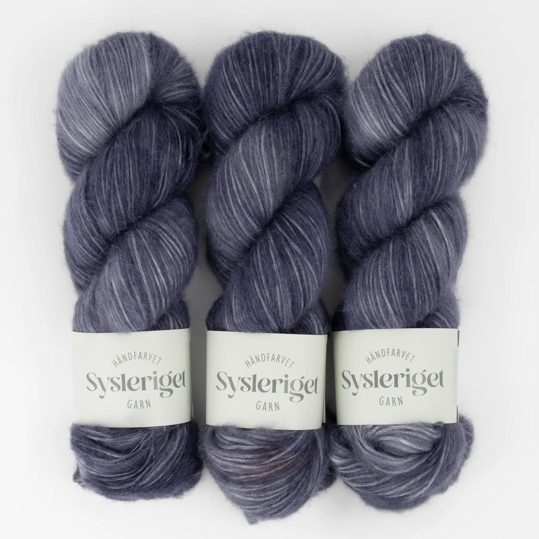 Sysleriget Alpaca Blow håndfarvet garn i farven Storm Blue.