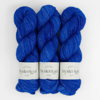 Sysleriget Alpaca Blow håndfarvet garn i farven True Blue.