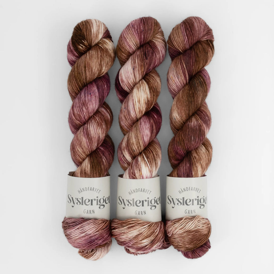 Sysleriget hand dyed yarn in single ply merino wool in the color Berry Crumble.