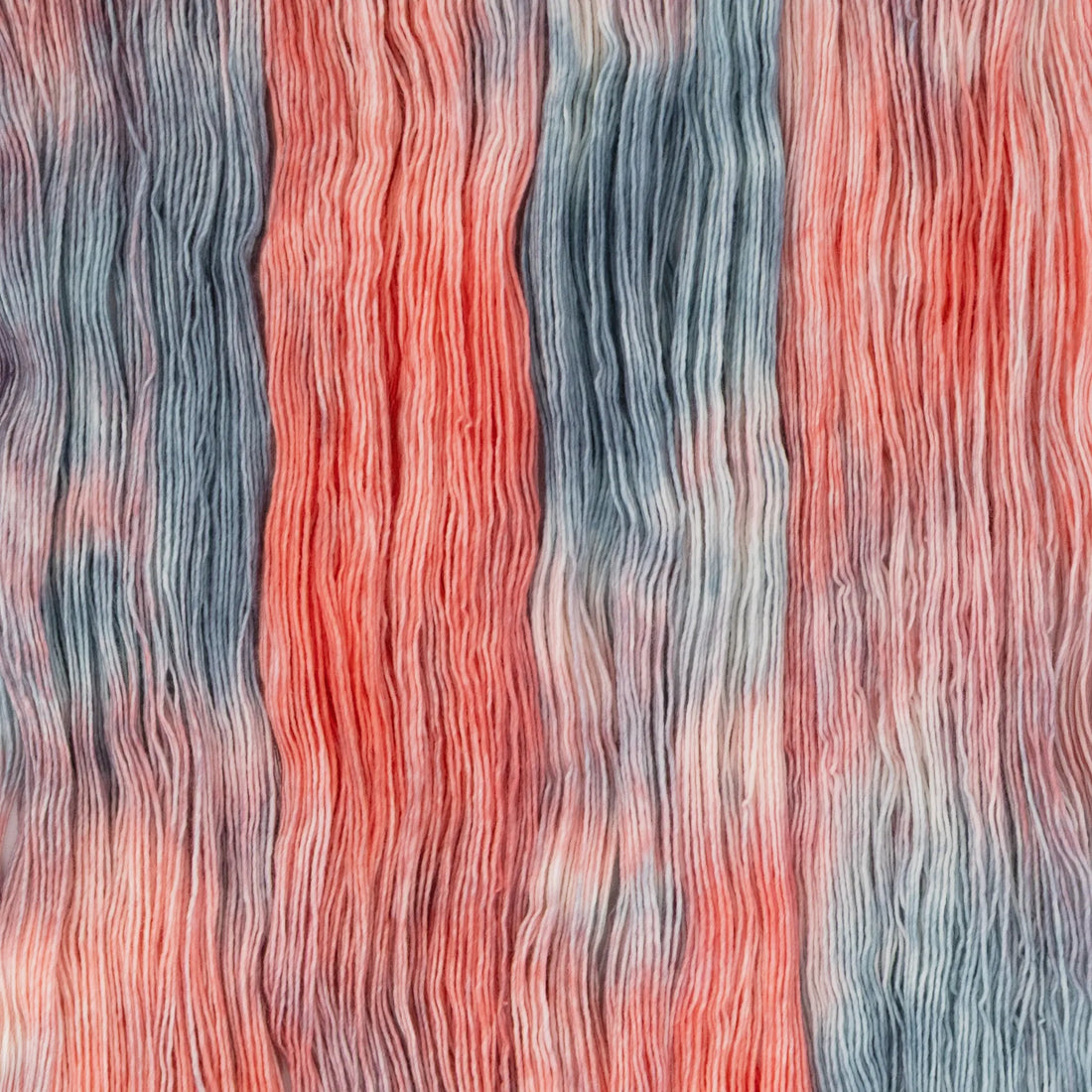 Sysleriget hand dyed yarn in single ply merino wool in the color 