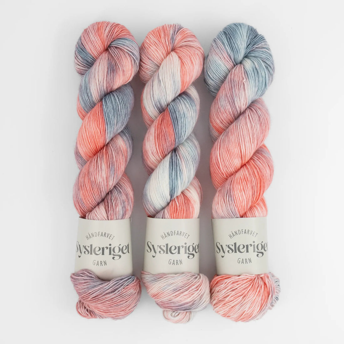 Sysleriget hand dyed yarn in single ply merino wool in the color 