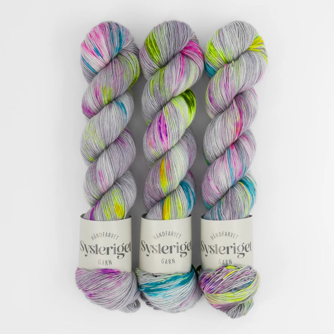 Sysleriget hand dyed yarn in single ply merino wool in the color Dark Side of the Unicorn Party.