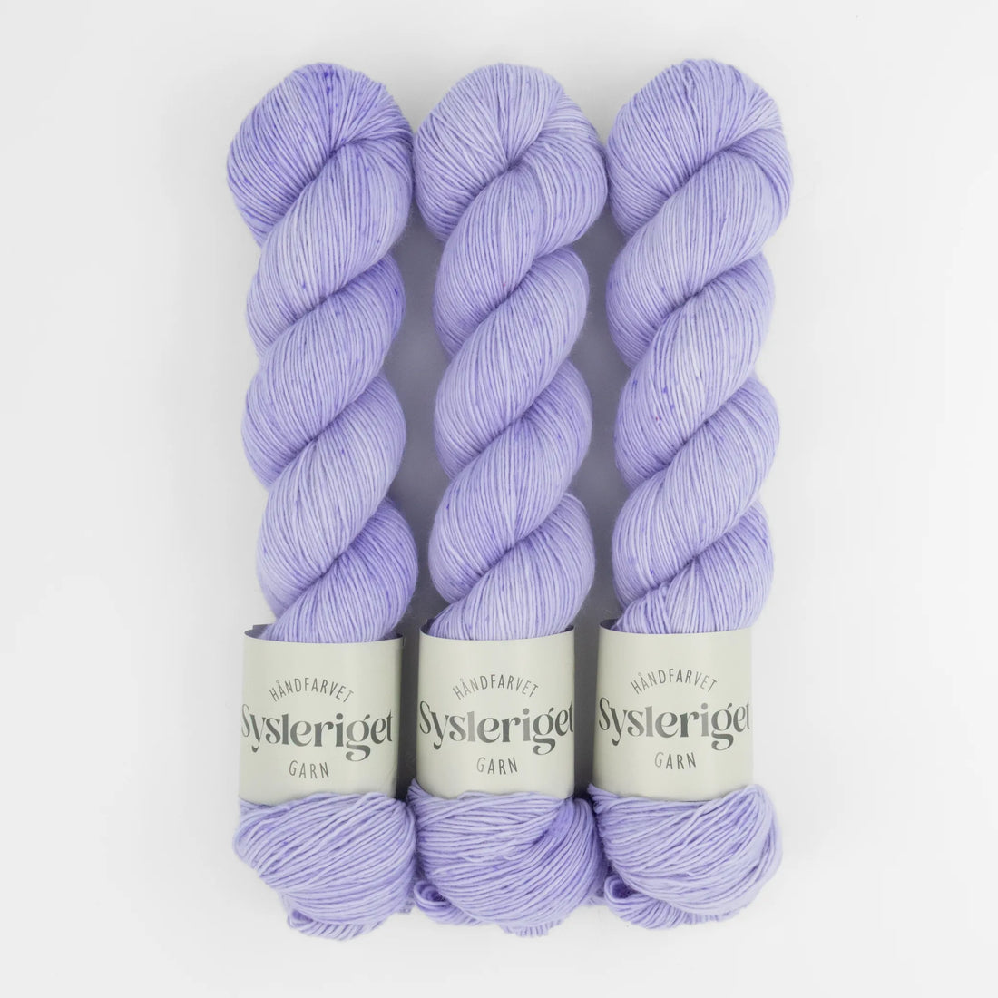 Sysleriget hand dyed yarn in single ply merino wool in the color Hipsterlilla.