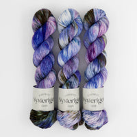 Sysleriget hand dyed yarn in single ply merino wool in the color Out of Space.