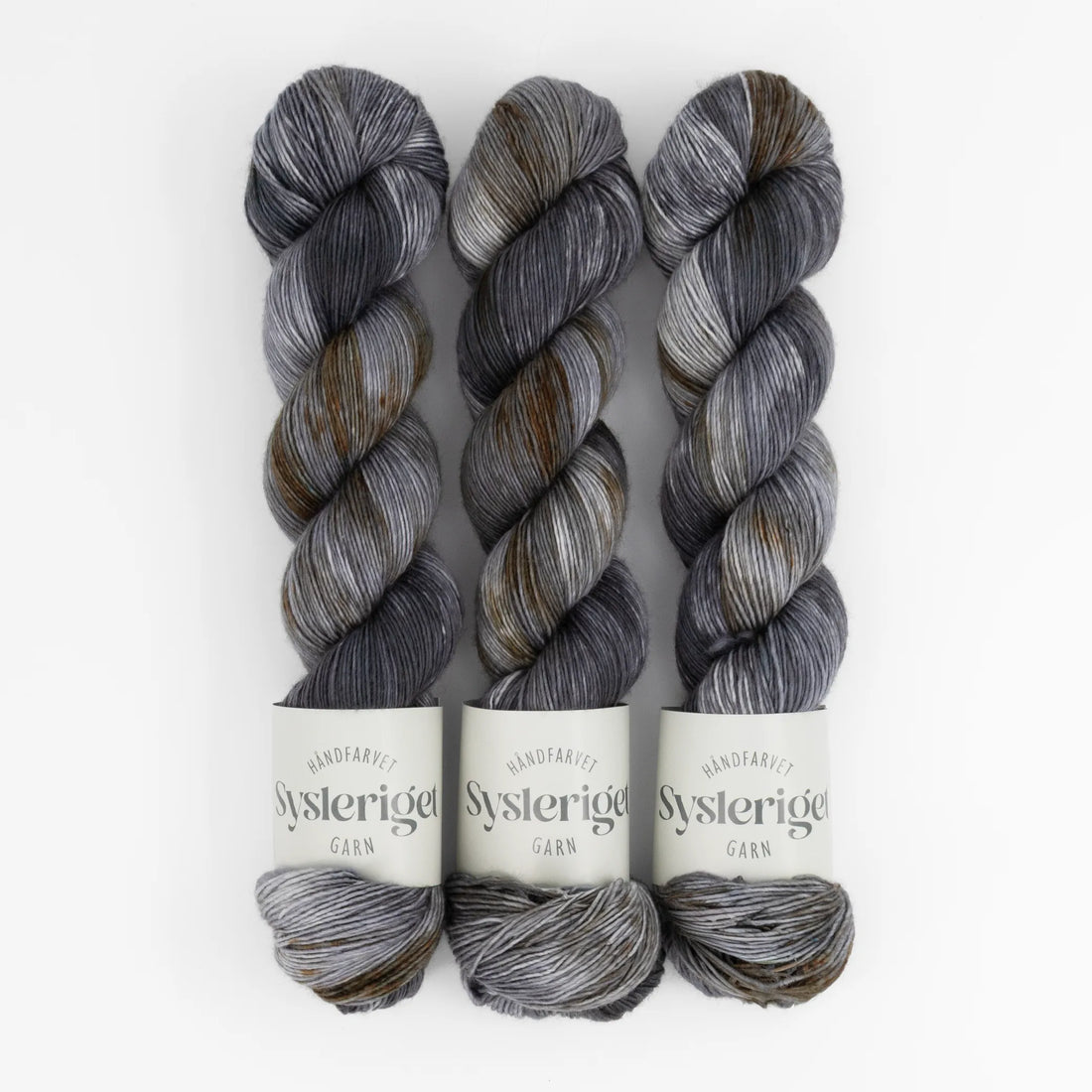Sysleriget hand dyed yarn in single ply merino wool in the color Salt & Pepper.