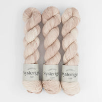 Sysleriget hand dyed yarn in single ply merino wool in the color Sandstone.