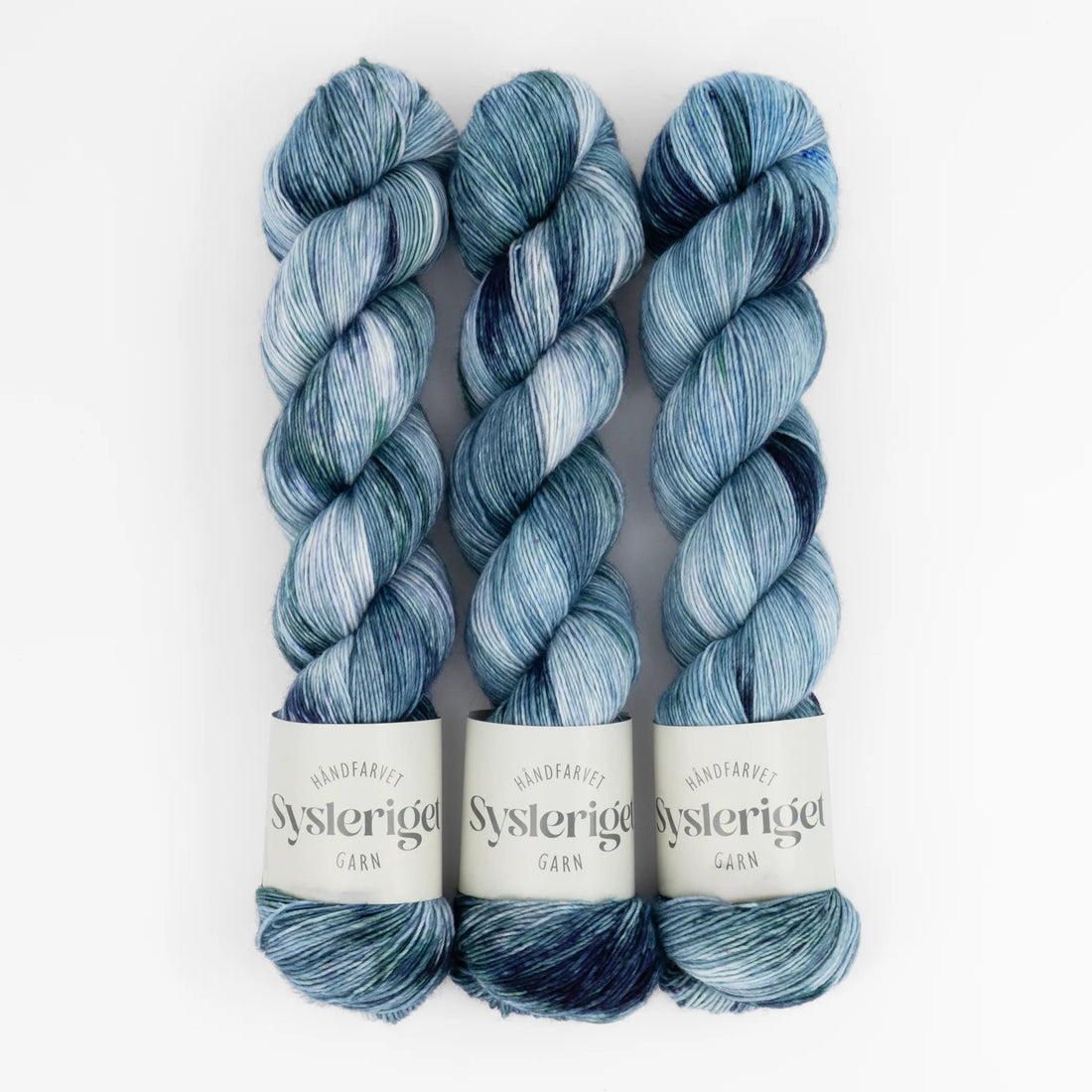Sysleriget hand dyed yarn in single ply merino wool in the color Sea Glass.