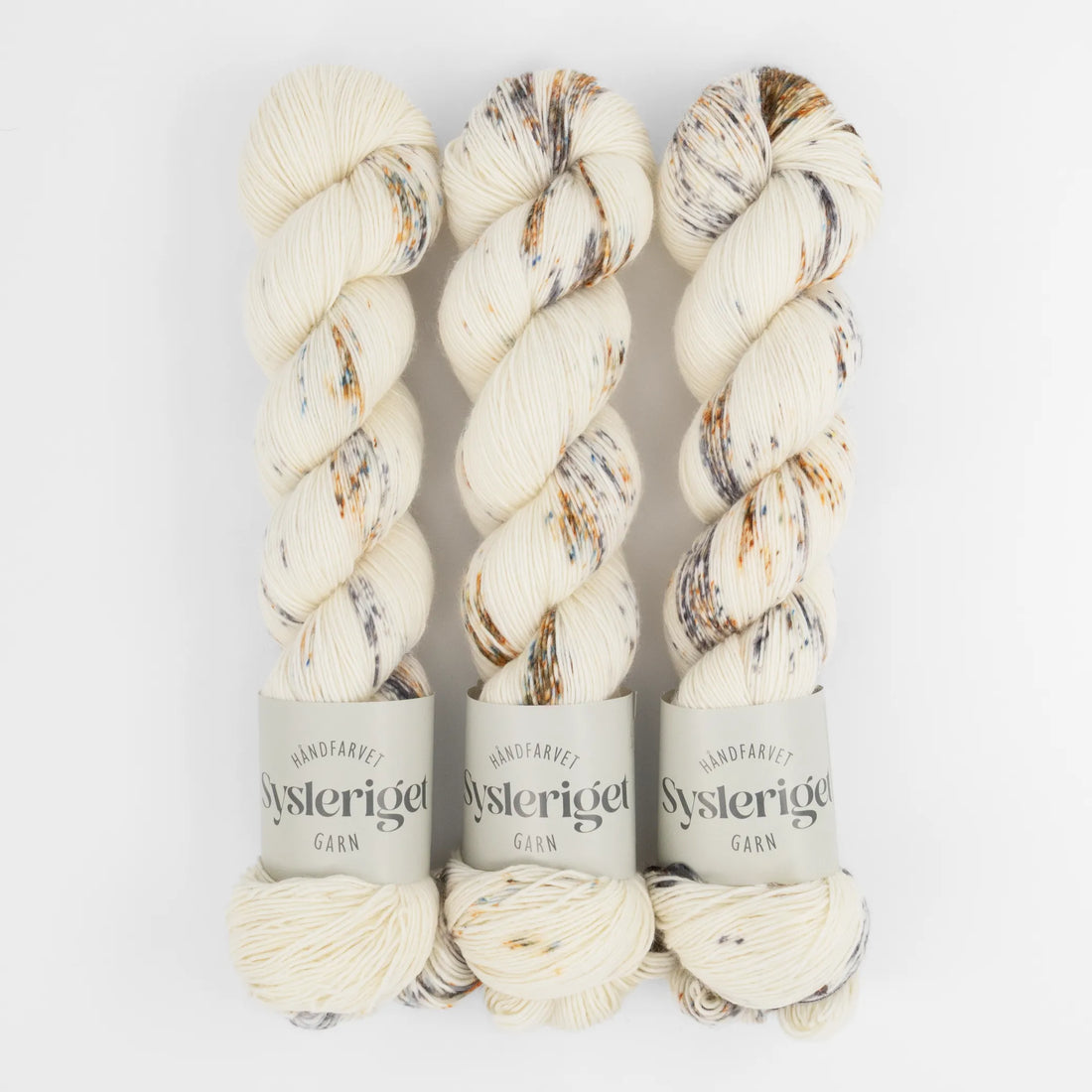 Sysleriget hand dyed yarn in single ply merino wool in the color  Spekles 5.