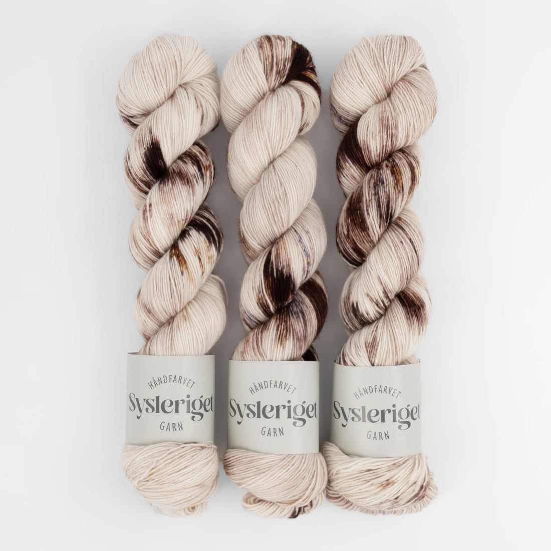 Sysleriget hand dyed yarn in single ply merino wool in the color Tiramisu.