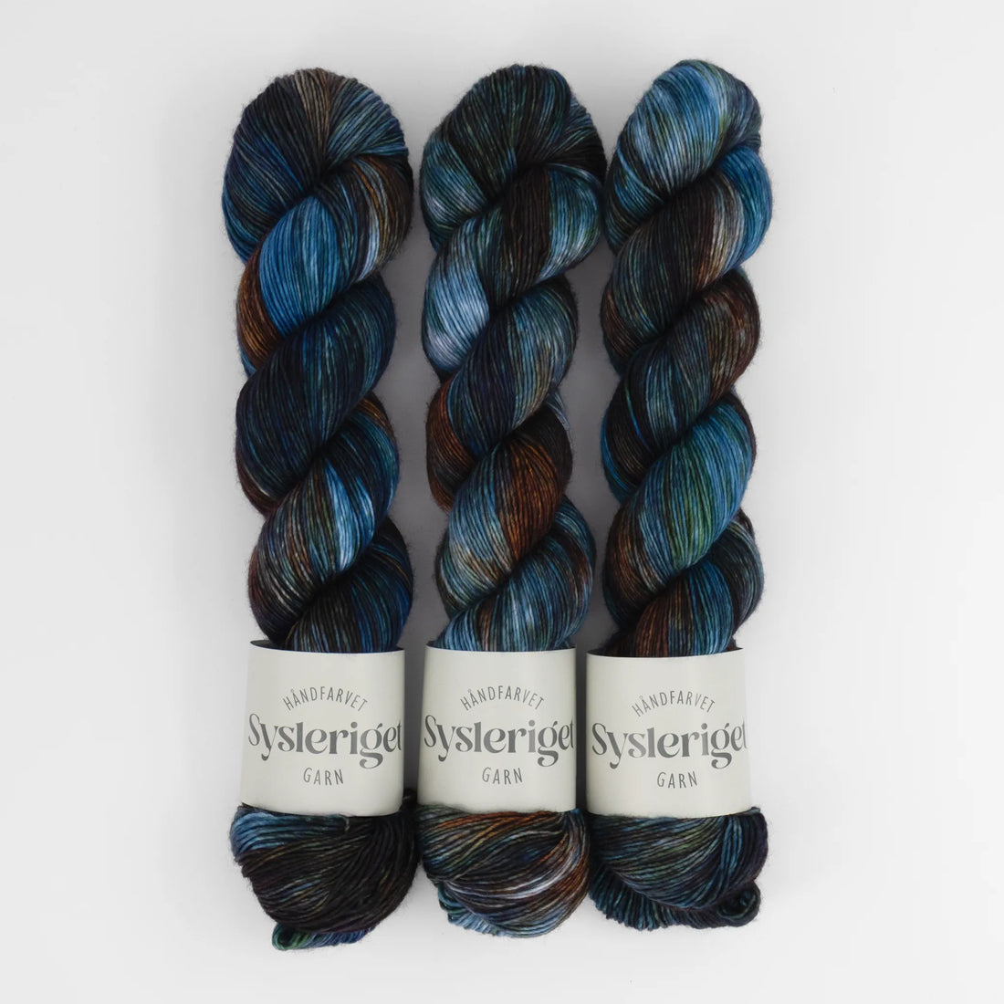 Sysleriget hand dyed yarn in single ply merino wool in the color Twilight in the Woods.