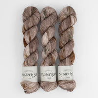 Sysleriget hand dyed yarn in single ply merino wool in the color Woodland.