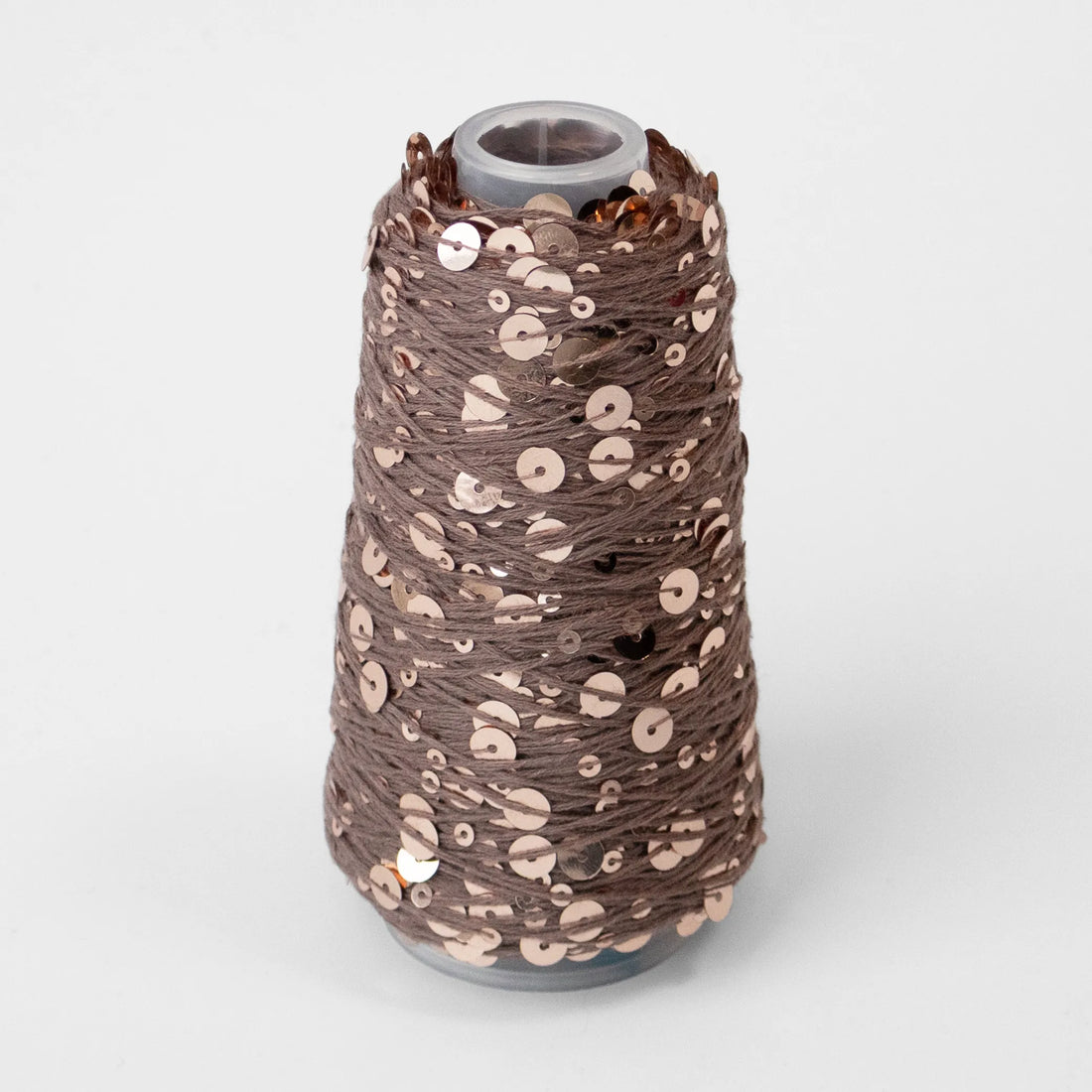 Sysleriget Sequins yarn on cotton base in the color 140 Gyldenbrun.